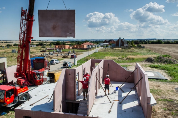 Dům jedním tahem: 5. Montáž stěn patra
