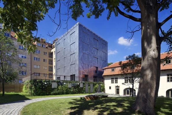 Obecní dvůr: V nově zrekonstruovaném Divadle Na zábradlí bude od 13. do 23. listopadu k vidění výstava, jež představí renovace a dostavby historických staveb české metropole. Ujala se jí architektonická kancelář TaK, která má mimo jiné ve svém portfoliu náročnou rekonstrukci uznávaného divadla. Vstup na výstavu je zdarma.