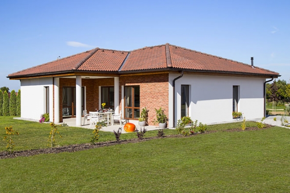 Vzorový dům Bungalov. Praha-Nehvizdy. Dispozice: 5 + 1, podlahová plocha: 128 m2 (CANABA)