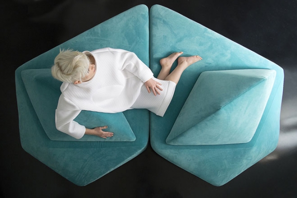 Modulární sofa Vibrio je koncipováno jako socha s přidanou hodnotou pohodlí. Flexibilní skladebný systém vychází z anatomického tvarování a přizpůsobí se i velmi atypickému prostoru.