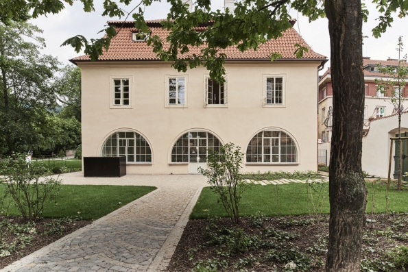Původně renesanční dům ze 16. století obdařila historie pestrým osudem a zajímavými nájemníky: sloužil jako koželužna, zahradní domek, za panování rodu Nosticů byl pak podle návrhu slavného architekta Ignáce Palliardiho přestavěn v klasicistním stylu na vilu pro Josefa Dobrovského.