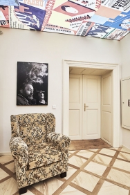 Celou expozici doprovázejí reprodukce dobových plakátů divadelních her, poutačů či obálek. Jejich koláž září například na prosvětleném stropě v hale prvního patra. (2)