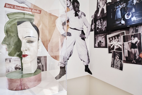 Expozice věnovaná Osvobozenému divadlu na řadě dobových fotografií připomíná jednotlivá představení i herce. Černobílé klaunské líčení s červenými prvky patří k jeho symbolům.