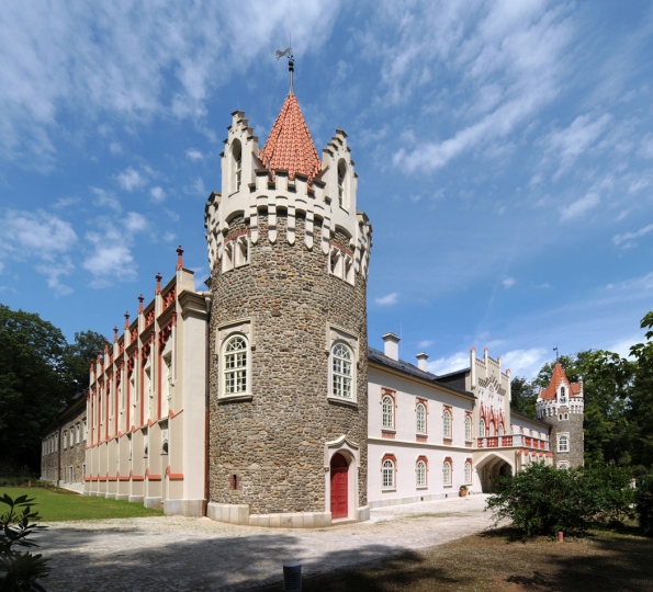 10. Chateau Herálec je jako pro princezny: Mezi rozlehlými zámeckými komnatami nenajdete dva stejné pokoje, každý z nich je jiný a zcela jedinečný. Všechny však zdobí zvětšené repliky historických obrazů. Odpočinek doslova pohádkový zaručí neuvěřitelně pohodlné postele, hýčkat vás budou i moderní koupelny s měkoučkými župany a přezůvkami, které můžete využít i v místním wellness. Na pokojích najdete i vybavení na cvičení, mísu s ovocem či luxusní kosmetiku.