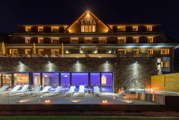 18. Grandhotel Tatra – wellness a hory: Zelené Beskydy, nádherná příroda, zcela nový luxusní wellness hotel se sluneční terasou a kouzelnými výhledy na protilehlé valašské kopce – komu by se tu nelíbilo! Výjimečný je i přístup lidí, kteří se o vás budou starat. Udělají maximum pro to, abyste si v hotelu užili každičký moment, a na cestu vám ještě přibalí příjemné zážitky, emoce – a možná přidají i frgál.