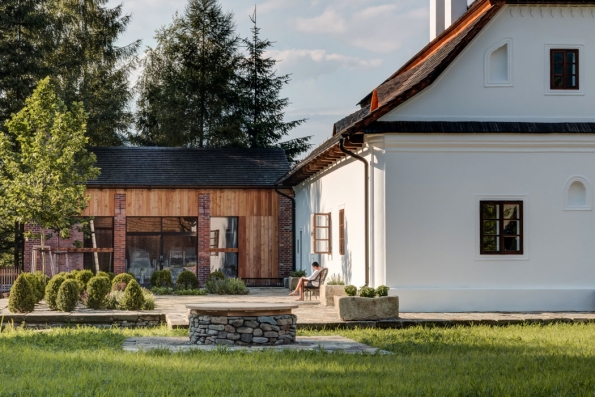 1. Mezi Plůtky můžete vypnout Někteří hosté budou při příjezdu do nově otevřeného boutique hotýlku v Čeladné v Beskydech asi hodně překvapeni. Není tu klasická recepce, jenom čtyři pokoje, každý je jiný a jinak velký, snídaně nemají přesně určený čas, záleží na každém hostu, kdy rád snídá… Tady se od vás nečekají žádné velké sportovní výkony, naopak zde máte úžasnou příležitost na chvíli vypnout.