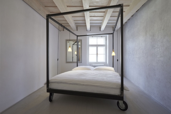 6. Penzion Štajnhaus vás překvapí: Pokud hledáte neobvyklé ubytování, můžete vyzkoušet penzion Štajnhaus v Mikulově. Tento starý renesanční dům majitelé ve spolupráci s mladým architektonickým ateliérem ORA uvnitř zrekonstruovali do moderní podoby a navenek zachovali unikátní historickou tvář. Pokud máte rádi minimalistický styl, prostor bez zbytečného nábytku a doplňků navíc, bude se vám tady líbit.
