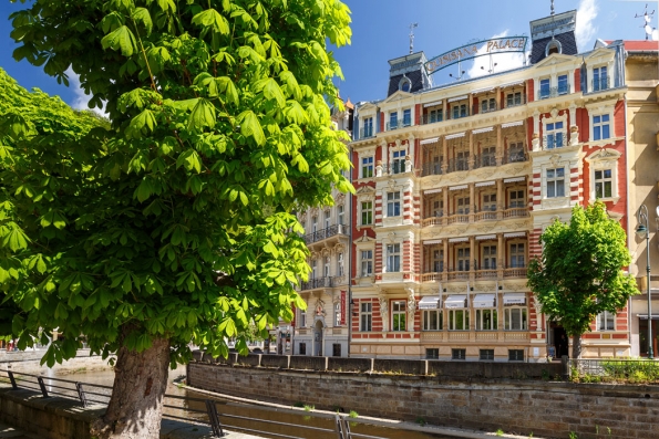 14. Quisisana Palace na vás udělá dojem: Ve středu Karlových Varů, na proslulé Mariánskolázeňské ulici stojí už 130 let dům, který postavil Anton Pupp pro svoji manželku Marii. Pocházel z jedné z nejznámějších a nejzámožnějších rodin své doby, přesto musel na svou ženu udělat dojem. Ona byla totiž Mattoni. Palác, který už tehdy poutal pozornost, ji po citlivé rekonstrukci na přepychové ubytování poutá dodnes.