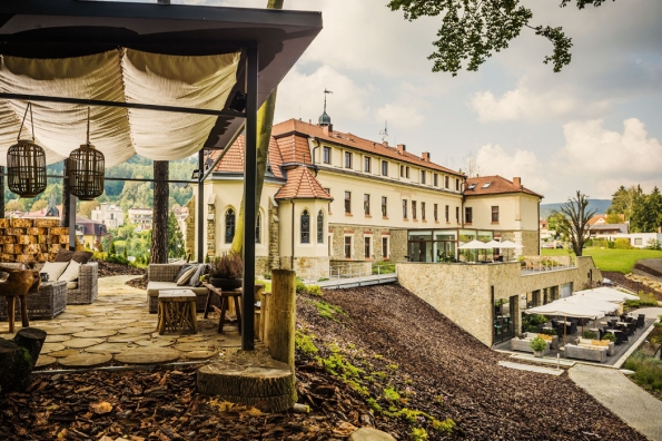 7. Augustiniánský dům má slavnou historii: Vynikající gastronomie, skvělé víno, excelentní snídaně, nádherné wellness a stále se smějící personál... Prostě ráj na zemi, který se skrývá v Augustiniánském domě v Pražské čtvrti lázeňského města Luhačovice. Tento hotel má desítky let dlouhou tradici. K jeho častým hostům patřil například skladatel Leoš Janáček, který se zde ubytoval celkem dvanáctkrát a složil zde světoznámou Glagolskou mši či skici k milované Lišce Bystroušce…