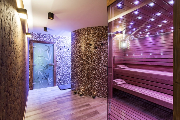 Celému interiéru wellness vládnou přírodní materiály a barvy – keramická dlažba s dezénem dřevěných prken, míchaná mozaika, na stěně je stěrka s plastickou strukturou imitující povrch rezavého železa.