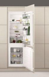 Vestavná chladnička SCB61824LF je kombinovaná s mrazákem. Chladnička disponuje technologií Static LowFrost, která urychluje proces odmrazování. Cena 16 990 Kč (AEG)