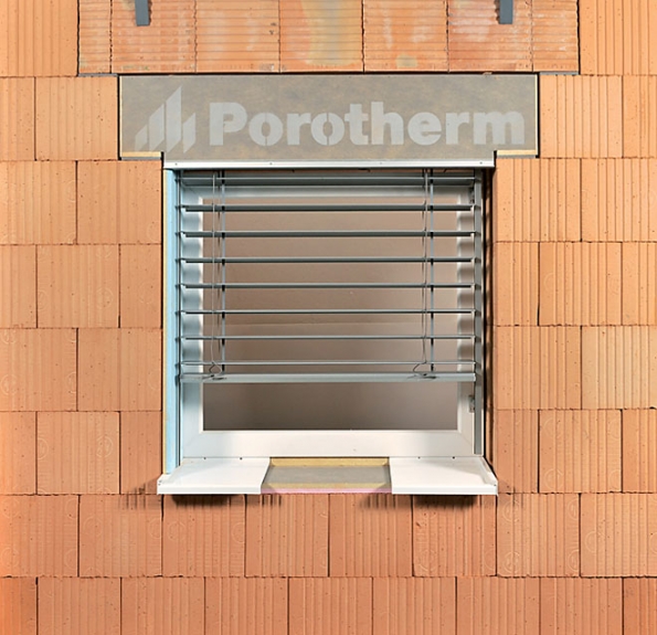 Na podzim roku 2009 společnost Wienerberger cihlářský průmysl představila na stavebním veletrhu For Arch řešení nadokenních překladů pro zabudování žaluzií a rolet s názvem Porotherm Vario. V dubnu loňského roku pak uvedla nové řešení Porotherm KP Vario se samonosnou schránkou s univerzálním použitím jak pro rolety, tak pro žaluzie (odtud UNI). Výrobek získal Zlatou medaili Stavebních veletrhů Brno 2016 a v soutěži Innovation Award 2016 celého koncernu Wienerberger AG získal „First Prize“ v kategorii Výrobky a systémy. A letos, dříve než „do roka a do dne“, přišla společnost Wienerberger s rohovými překlady Porotherm KP Vario UNI R. Popis produktu i postup montáže najdete na webových stránkách www.wienerberger.cz.