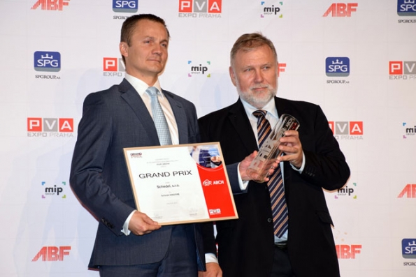Přebírání ocěnění Grand Prix za nejlepší výrobek (Zdroj: Schiedel)