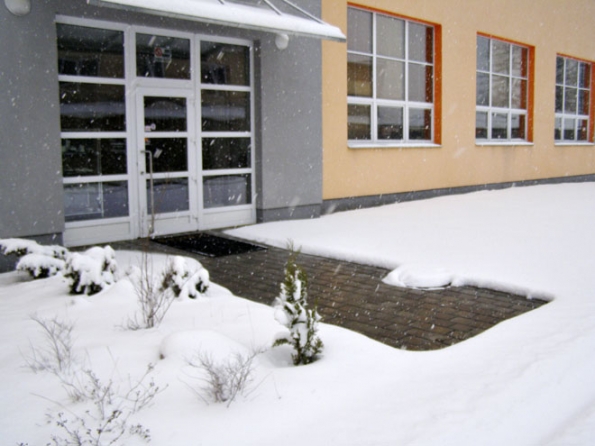 Jak je důležité neuklouznout hned na prahu dveří nebo nedostat smyk při výjezdu z garáže, asi není nutné nikoho přesvědčovat. (FENIX)