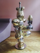 Autorská svítidla – lustry, stojací i nástěnné lampy Patrick Rampelotto navrhuje a vyrábí z trofejí. Při zběžném pohledu na sošné kreace nejrůznějších tvarů by jen málokoho napadlo, že jde o kompozici vytvořenou z lyžařských či jiných soutěžních pohárů.