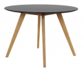 Kulatý jídelní stůl Bess má desku z černé MDF a nohy z masivního dubu, Ø 110 cm, cena 9 827 Kč, www.jena-nabytek.cz