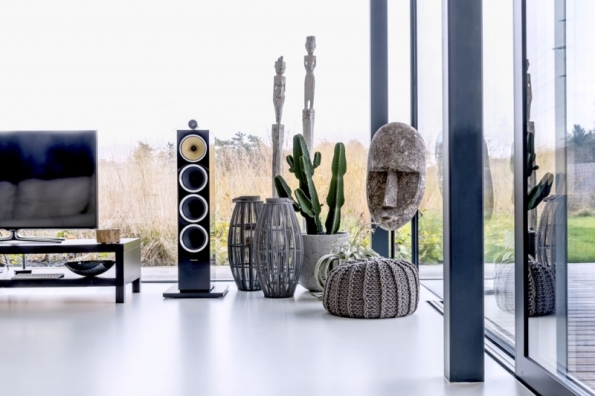 Na okraji pražských Modřan, v místech, kde městské čtvrti dávno zůstaly za námi, si dva mladí manželé, Veronika a Zdeněk Brázdilovi, našli krásný pozemek na konci zástavby. Vyrostl na něm dům, v němž uchovávají i poklady ze svých cest do zahraničí... (celý článek a všechny fotografie najdete v časopise MŮJ DŮM 04/2018, str. 52)