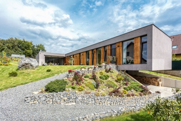 U složitých problémů neexistují jednoduchá řešení, říkají s oblibou zejména ti, kteří nemají odvahu nebo schopnosti čelit komplikacím. Existují ale příklady, které dokazují, že právě jednoduchost je nejlepší odpovědí na náročné podmínky a požadavky. Jeden jsme našli v malé středočeské obci... (celý článek a všechny fotografie najdete v časopise MŮJ DŮM 04/2018, str. 38)