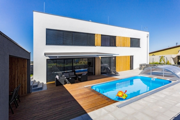 Navštívili jsme nápaditou novostavbu rodinného domu ve vesnici na východ od Prahy. Dům nás překvapil promyšlenou architekturou i dotaženým interiérem... (celý článek a všechny fotografie najdete v časopise MŮJ DŮM 04/2018, str. 44)