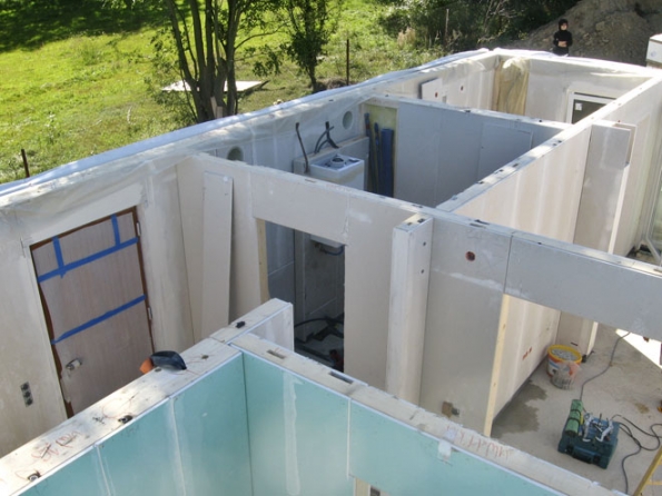 Skladba stěn a kvalita zateplení zásadně ovlivní energetickou náročnost domu. Konstrukce stěny pasivní dřevostavby ELK je silná 39,8 cm, z tloušťkou izolace 36 cm. U = 0,10 W/m2K (ELK)