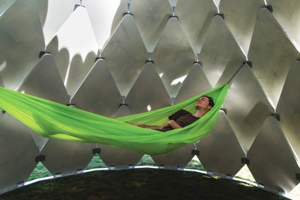 Čeští designéři ze studia mmcité1 a ateliéru SAD společně navrhli a zrealizovali mobilní altán Pinecone, který díky šupinám, jimiž je pokrytý, připomíná borovou šišku. Unikátní objekt je šetrný k životnímu prostředí a může sloužit nejen k poskytnutí klidu a soukromí ve veřejném prostranství, ale i jako útočiště pro dětské hry, letní táboráky, učebnu nebo meditační místnost.