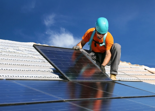 Motivy pro pořízení domácí fotovoltaické elektrárny jsou různé. Někdo chce ušetřit, jiný chce být nezávislý na dodavatelské síti, další to pojímá jako investici nebo ho nové technologie zkrátka baví.