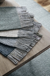 Designérka Jutta Werner na veletrhu představila inovativní materiál. Kombinace vlny a vláken recyklovaných z celofánových bonbonových obalů dodává kobercům metalický lesk a zcela specifický vzhled (Studio Nomad)