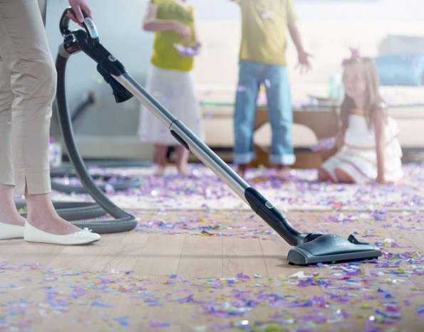 Tlačítka na rukojeti hadice umožňují elektronickou regulaci vysávání a vypnutí či sepnutí celého systému. U centrálních vysavačů BEAM a Electrolux monitorovací systém komunikuje s LCD umístěným rovněž na rukojeti hadice a informuje o stavu centrálního vysávacího systému během činnosti.