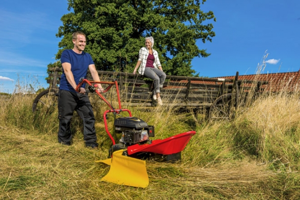 Bubnová sekačka Bella BDR 581 SL si poradí s trávou vysokou až 150 cm (MOUNTFIELD)
