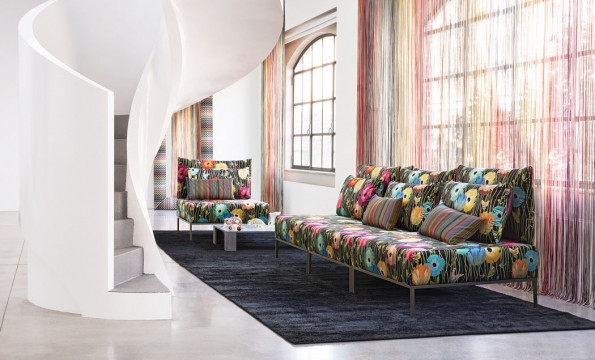 Pohovky, polštářky a další doplňky kolekce Poppies od Missoni Home vás uchvátí fantastickými barvami květů máku a křídel motýlů. Zvlášť vyniknou na černém podkladu (Poppies Night)