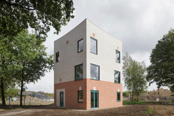 Brick Awards 2018: Kategorie Příjemné bydlení: Rodinný dům Atlas House, Eindhoven, Holandsko Architekti: MONADNOCK, Holandsko Třípodlažní rodinný dům na malé zastavěné ploše je perfektním příkladem příjemného, komfortního a zároveň trvale udržitelného bydlení. Použití cihel v exteriéru i v interiéru je promyšleno do detailu a dokonale souzní s domem.