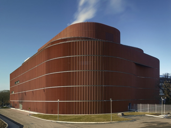 Brick Awards 2018: Stavba mimo kategorie: Värtan, kogenerační jednotka na biopalivo, Stockholm, Švédsko Architekti: U. D. Urban Design AB, Švédsko, Gottlieb Paludan Architects, Dánsko V budově je umístěna největší městská kogenerační jednotka na bioplyn na světě, která významně přispívá ke snížení uhlíkové stopy města. Organicky tvarovaný obvodový plášť je vytvořen z vertikálně orientovaných keramických tvarovek.