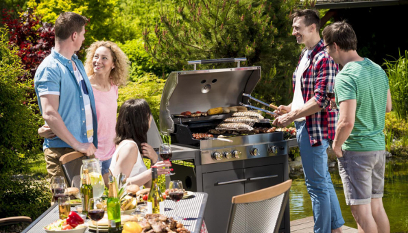 Robustní plynový gril Char-Broil Royal v antracitové barvě se může pochlubit čtyřmi hlavními hořáky, bočním hořákem pro přípravu lahodných omáček a polévek, čtyřmi koly a prostornou úložnou plochou (Foto: Mountfield)