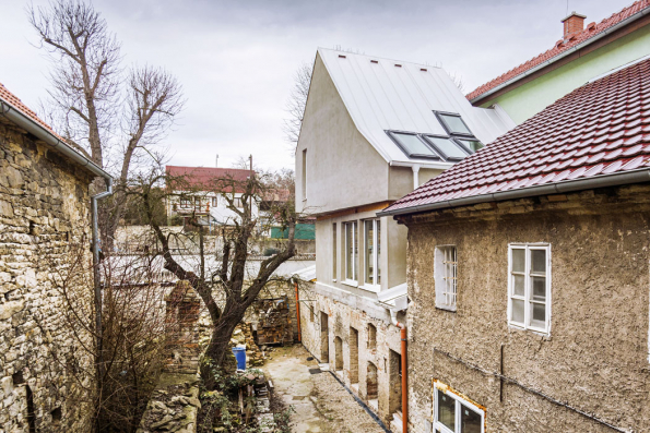 Architekt zde byl postaven před zapeklitý úkol přistavět dům tak, aby nebyl narušen historický ráz původní budovy, ale aby zároveň splnil požadavek na moderní bydlení.