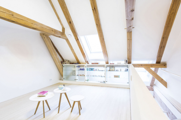 Dostatek denního světla zabezpečují i střešní okna VELUX. Díky tomu získal projekt Mimořádnou cenu VELUX za nejlepší práci s denním světlem v České ceně za architekturu 2017.