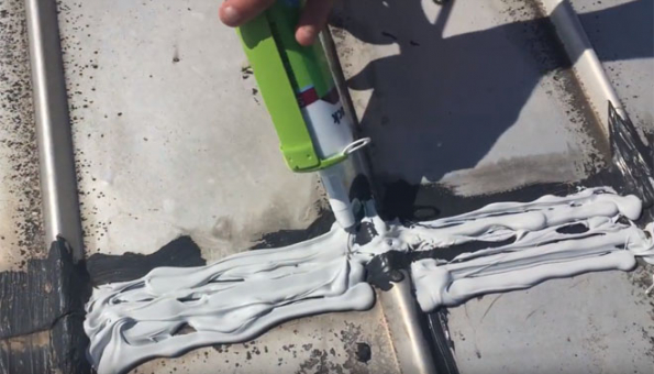 Tekutá membrána illbruck SP925 je vhodná pro venkovní i vnitřní aplikace. Je univerzálním materiálem, kterým utěsníte všechny spáry a prostupy, kterými zatéká nebo by zatékat mohlo.
