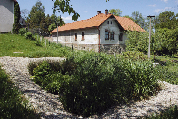 V celém profilu kořenové čističky neustále probíhají oxidačně-redukční a biologické pochody, které mění nebezpečné složky do forem zcela neškodných pro životní prostředí.
