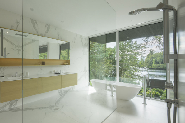 The Slender House, idylický bungalov ze dřeva a kamene (Zdroj: MU Architecture, Foto: Stephane Groleau)
