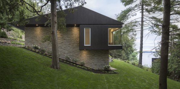 The Slender House, idylický bungalov ze dřeva a kamene (Zdroj: MU Architecture, Foto: Stephane Groleau)