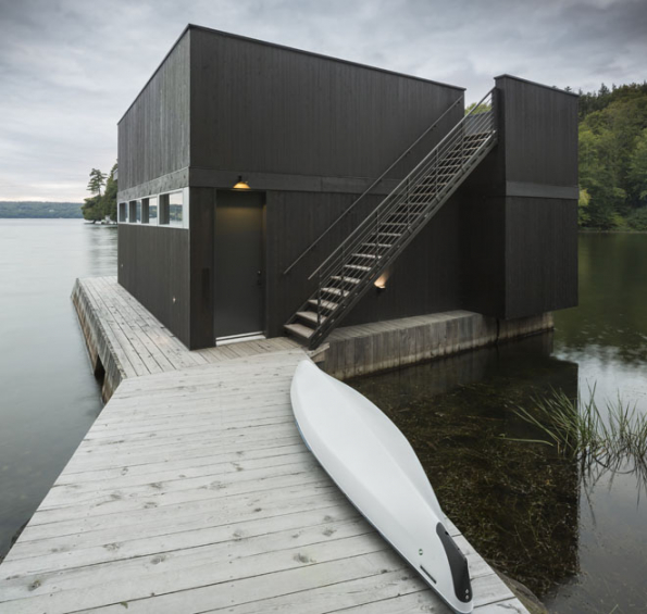 The Slender House, idylický bungalov ze dřeva a kamene (Zdroj: MU Architecture, Foto: Stephane Groleau)