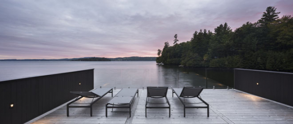 The Slender House, idylický bungalov ze dřeva a kamene (Zdroj: MU Architecture, Foto: Stephane Groleau)
