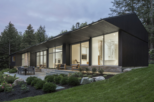 The Slender House, idylický bungalov ze dřeva a kamene (Zdroj: MU Architecture, Foto: Stephane Groleau)