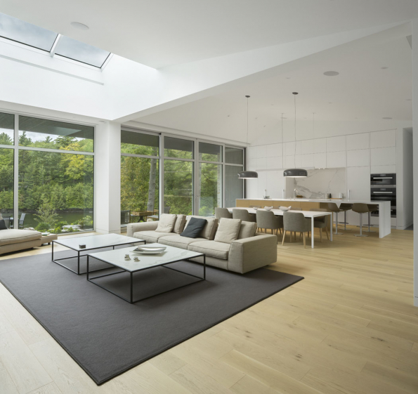 The Slender House, idylický bungalov ze dřeva a kamene (Zdroj: MU Architecture, Foto: Stephane Groleau)