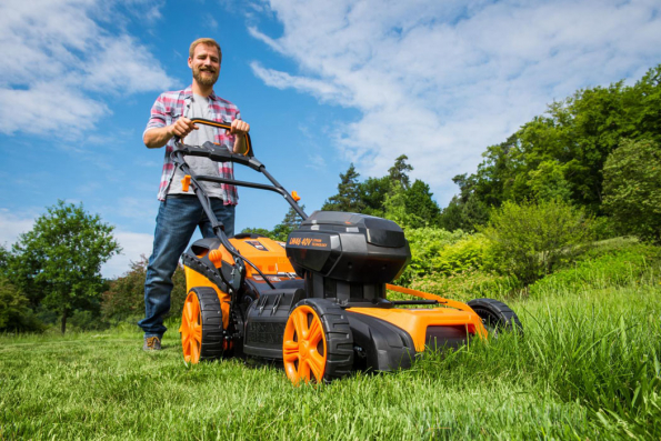 Vysokým výkonem, záběrem 46 cm a pevným kovovým šasi připomíná AKU rotační sekačka Patriot LM46 40V výkonné benzínové stroje, náklady na provoz jsou přitom několikanásobně nižší. (Foto: Mountfield)