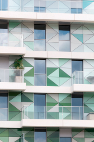 Bytový dům ve Francii s fasádou, kombinující kontaktní zateplovací systém StoTherm Classic, předsazený provětrávaný zateplovací systém StoVentec Glass, složený ze skleněných panelů různých tvarů a bílý fasádní povrch StoSignature.