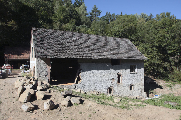 Původní stav téhož historického mlýna ze smíšeného zdiva před zahájením rekonstrukce.
