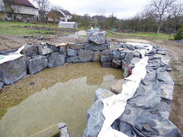 S horninou, která se přirozeně pravidelně štípe, se dají budovat působivé stavby – jen se to musí umět – řekl by odborník. Kámen na vrcholu váží přes 5 tun.
