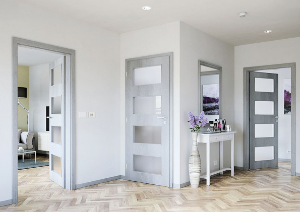 Příklad volby moderních interiérových dveří. Barva ladí s vnitřním vybavením, výmalbou i podlahou, prosklení dveře odlehčuje a stará se o dostatek světla (SOLODOOR)