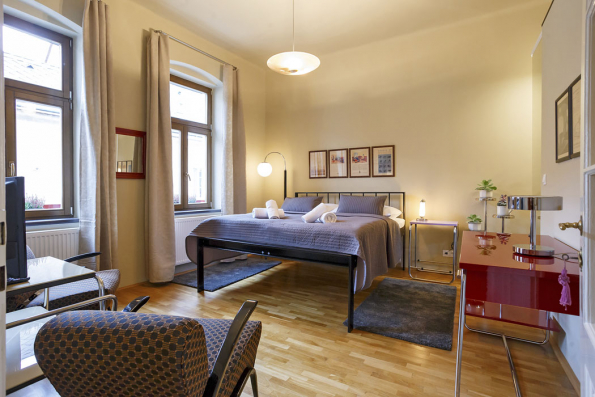 Apartmán UP, vybavený originály. Pro UP navrhovali i Jaroslav Grunt či Bruno Paul a spolupracovali s nimi Adolf Loos, Le Corbusier, Ludwig Mies van der Rohe, Walter Gropius, Bohuslav Fuchs nebo Jan Kotěra.