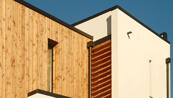 Odolnost a klasifikace kontaktního zateplovacího systém StoTherm Wood jsou potvrzeny evropskými technickými certifikáty (ETA). StoTherm Wood vytváří pohodlí po celý rok. V zimě brání úniku tepla (součinitel tepelné vodivosti je pouhých 0,039 W/m*K), v létě díky vysoké tepelné kapacitě izolačních desek udržuje fasádní systém dům po delší dobu příjemně chladnější. Nízké hodnoty μ (odolnost proti difuzi vodní páry) potvrzují vysokou difúzní otevřenost desky. Venkovní stěna, zateplená tímto systémem (s izolační deskou tloušťky 10 cm) redukuje v dřevěné konstrukci hluk na hodnotu Rw = 50 dB. Ticho v domě je tak zaručeno. Fasádní systém je certifikován pro konstrukce se zvýšenou požární odolností. 
